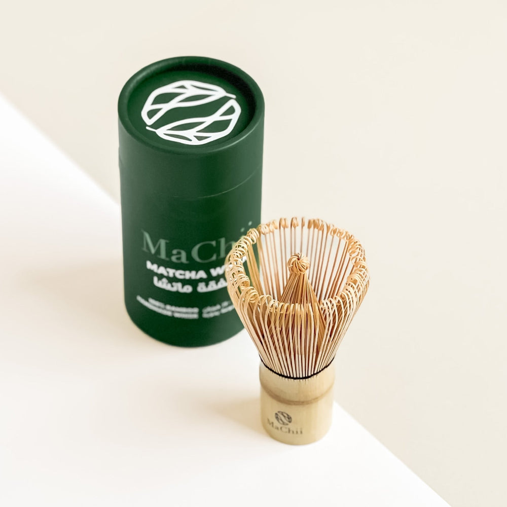 bamboo matcha whisk with 120 pondates next to a biodegradable packaging in green.